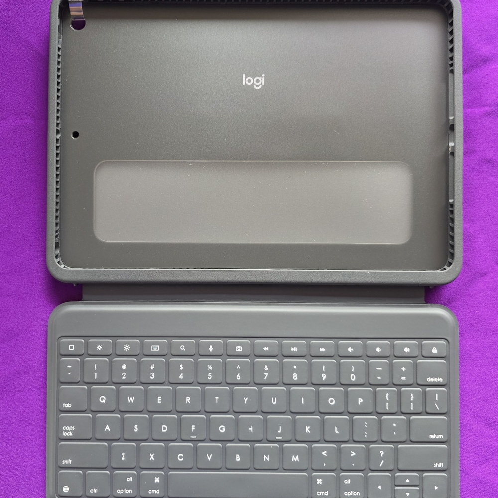 Logitech Rugged Folio for iPad  (7th and 8th Generation) - Graphite Openbox - Picture 7 of 8